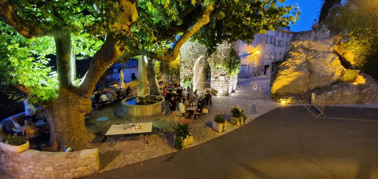 Hotel Restaurant Des Deux Rocs Seillans Exterior photo