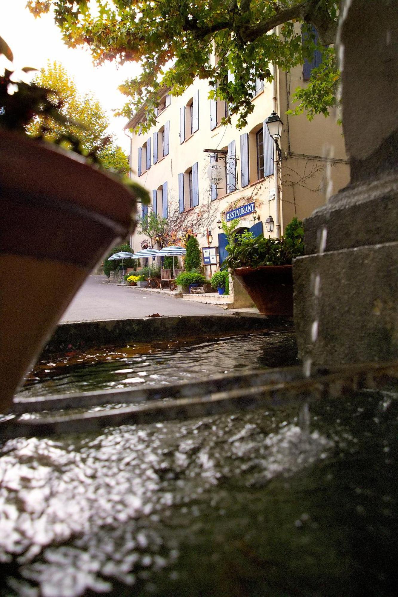 Hotel Restaurant Des Deux Rocs Seillans Exterior photo