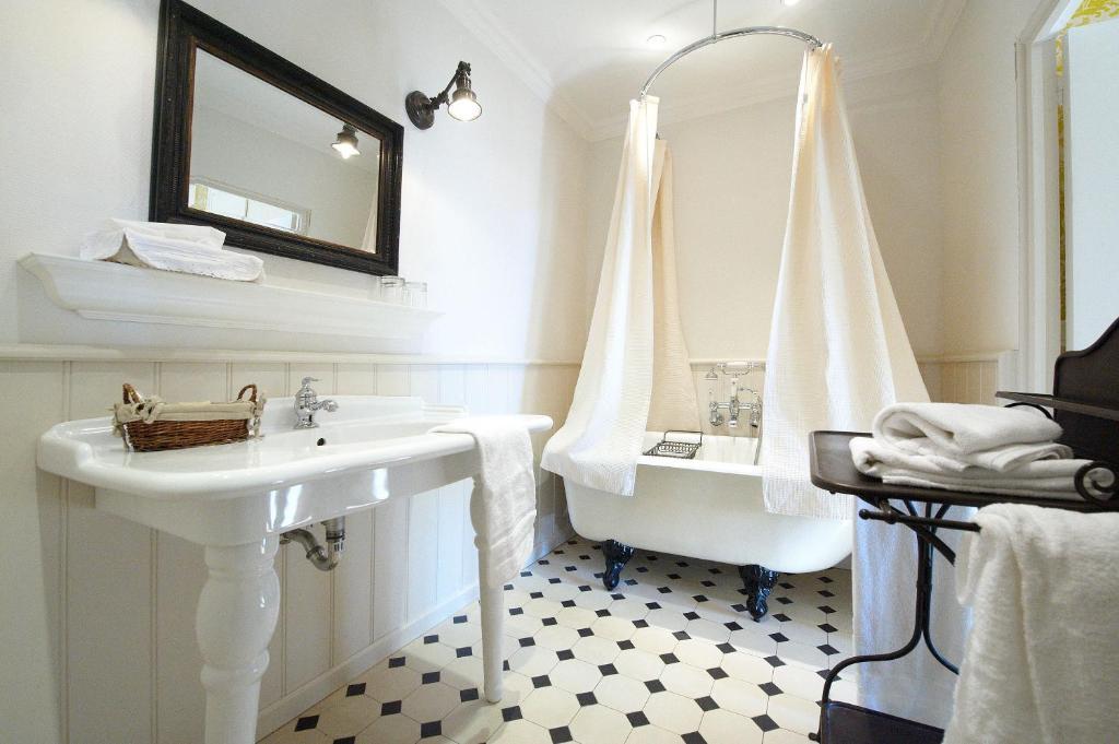 Hotel Restaurant Des Deux Rocs Seillans Room photo