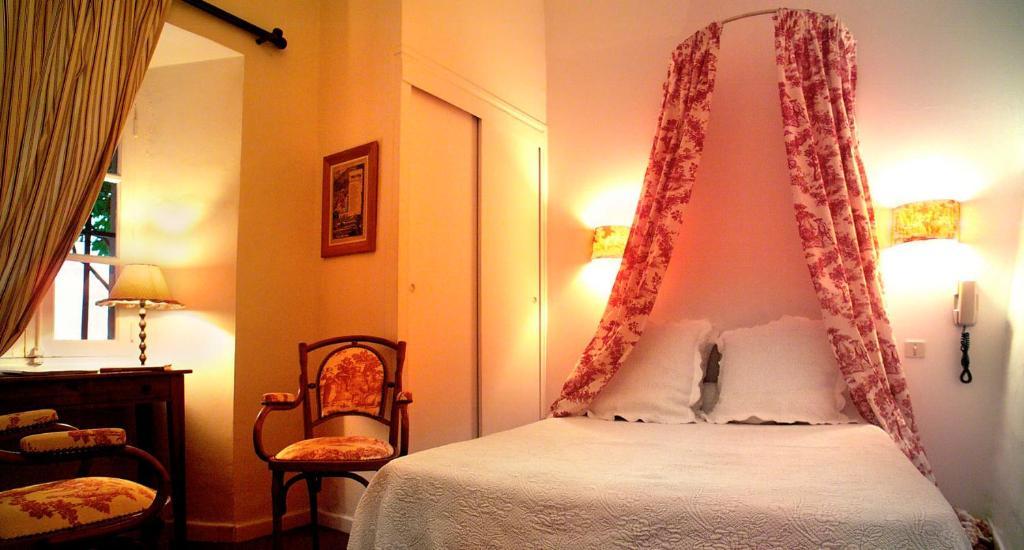 Hotel Restaurant Des Deux Rocs Seillans Room photo